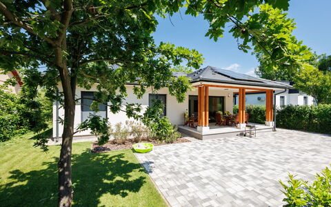 Daniel: Struik, Woongebied, Huis, Tuin, Dak, Groundcover, Schaduw, Landgoed, Flagstone, Verblijf