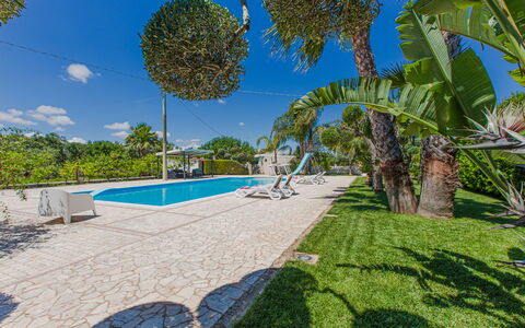 Trullo Poggio Con Piscina: Blauw, Boom, Schaduw, Toevlucht, Zwembad, Landscaping, Eco Hotel, Landgoed, Hacienda
