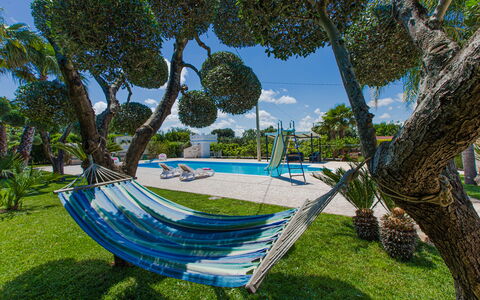 Trullo Poggio Con Piscina: Blauw, Boom, Schaduw, Vrije Tijd, Gazon, Tuin, Zwembad, Toevlucht, Eco Hotel, Landscaping