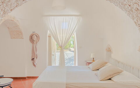 Trullo Poggio Con Piscina: Muur, Plafond, Interieur Ontwerp, Verdieping, Meubilair, Slaapkamer, Stoel, Hotel, Bed, Hoofdkussen