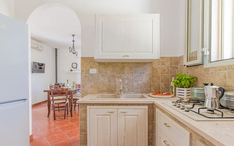 Trullo Poggio Con Piscina: Countertop, Toestel Van De Keuken, Keuken, Interieur Ontwerp, Cabinetry, Flooring, Meubilair, Major Appliance, Verdieping, Plafond