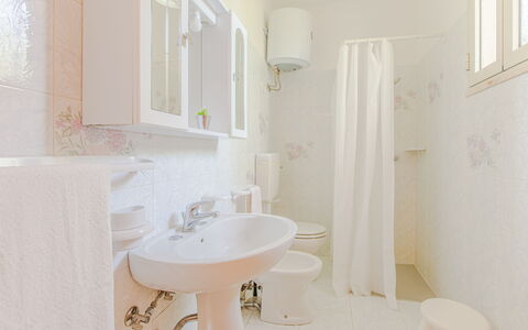 Trullo Poggio Con Piscina: Interieur Ontwerp, Flooring, Verdieping, Loodgieterswerkinrichting, Plafond, Badkamer, Wastafel In De Badkamer, Kamer, Wastafel, Loodgieter