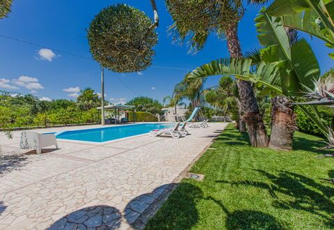 Trullo Poggio Con Piscina: Blauw, Boom, Schaduw, Toevlucht, Zwembad, Landscaping, Eco Hotel, Landgoed, Hacienda