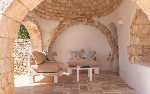 Masseria Le Monache: Muur, Meubilair, Stenen Muur, Steen, Natuurlijk Materiaal, Stoel, Woonkamer, Kamerplant, Hoofdkussen
