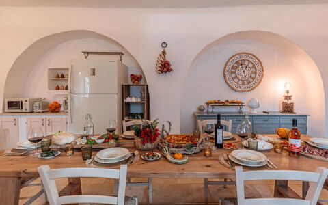 Masseria Le Monache: Meubilair, Tafel, Keuken En Eettafel, Stoel, Tableware, Eetkamer, Huis, Kamerplant, Serveware, Bloempot