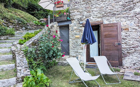 Il Nibbio: Buitenmeubels, Bloempot, Stoel, Verblijf, Tuin, Flagstone, Werf, Kamerplant, Backyard, Schaduw