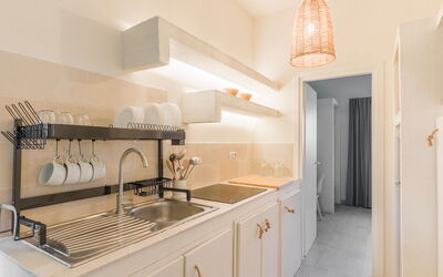 Apulia Shanti House: Interieur Ontwerp, Countertop, Hout, Keuken, Flooring, Meubilair, Cabinetry, Verdieping, Verlichting, Huis