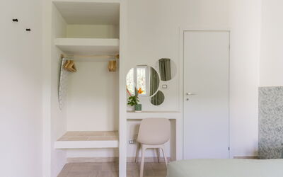 Apulia Savasana House: Interieur Ontwerp, Muur, Meubilair, Flooring, Verdieping, Hout, Slaapkamer, Kamer, Plafond, Bed