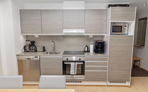 Ruka Chalets 2 Huoneisto 2405: Keuken, Toestel Van De Keuken, Meubilair, Countertop, Major Appliance, Flooring, Hout, Interieur Ontwerp, Cabinetry, Huishoudapparatuur