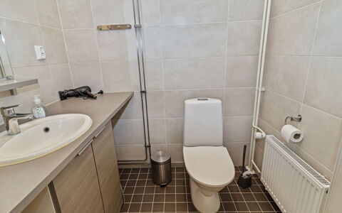 Ruka Chalets 2 Huoneisto 2405: Wc Bril, Badkamer, Toilet, Loodgieterswerkinrichting, Wastafel In De Badkamer, Flooring, Wastafel, Verdieping, Kraan, Interieur Ontwerp