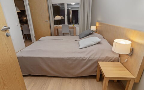 Ruka Chalets 2 Huoneisto 2405: Meubilair, Bed, Interieur Ontwerp, Flooring, Verdieping, Slaapkamer, Hout, Bedding, Kamer, Laken
