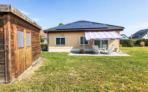Habichtnest: Huis, Dak, Huis, Woongebied, Land Lot, Verblijf, Deur, Gazon, Werf, Tuin