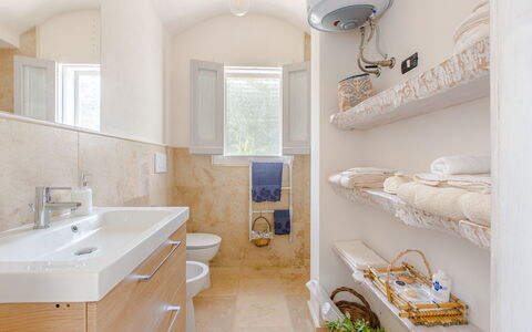 Trullo Della Quercia: Badkamer, Loodgieterswerkinrichting, Muur, Flooring, Verdieping, Interieur Ontwerp, Wastafel In De Badkamer, Toilet, Wastafel, Badkamerkast