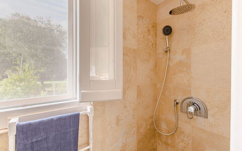 Trullo Della Quercia: Loodgieterswerkinrichting, Muur, Badkamer, Flooring, Loodgieter, Verdieping, Kraan, Douchekop, Douche, Kamer