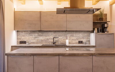 Superior Penthouse mit 2 Schlafzimmern 400.6: Keuken, Countertop, Interieur Ontwerp, Flooring, Meubilair, Hout, Cabinetry, Toestel Van De Keuken, Verdieping, Plafond