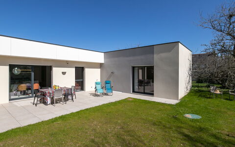 Keryanne: Facade, Woongebied, Huis, Huis, Deur, Landgoed, Beton, Schaduw, Tuin, Landscaping