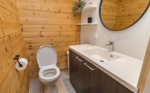 Villa Tuisku: Wc Bril, Toilet, Badkamer, Loodgieterswerkinrichting, Hout, Wastafel In De Badkamer, Flooring, Badkamerkast, Verdieping, Wastafel