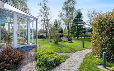 Hane - 750M from the Sea: Hout, Dak, Huis, Huis, Architectuur, Siding, Land Lot, Verblijf, Schuur, Garden Gebouwen