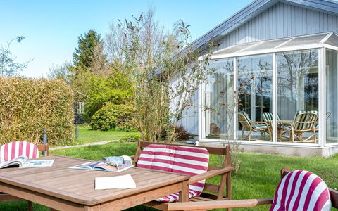 Hane - 750M from the Sea: Hout, Dak, Huis, Huis, Architectuur, Siding, Land Lot, Verblijf, Schuur, Garden Gebouwen
