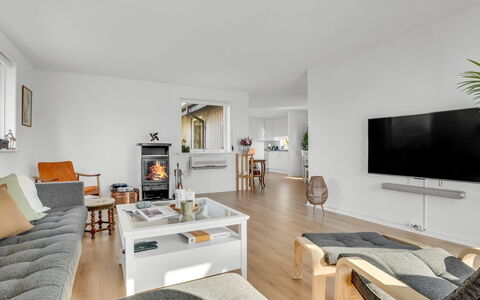 Hane - 750M from the Sea: Hout, Dak, Huis, Huis, Architectuur, Siding, Land Lot, Verblijf, Schuur, Garden Gebouwen