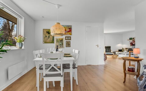 Hane - 750M from the Sea: Hout, Dak, Huis, Huis, Architectuur, Siding, Land Lot, Verblijf, Schuur, Garden Gebouwen