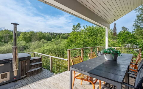 Blek - 2.8Km from the Sea: Hout, Huis, Veranda, Dek, Hardwood, Dak, Beits, Houten Vloer, Eco Hotel