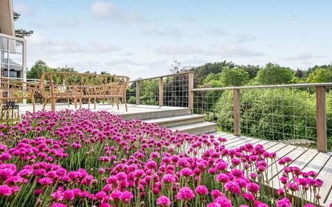 Blek - 2.8Km from the Sea: Hout, Huis, Veranda, Dek, Hardwood, Dak, Beits, Houten Vloer, Eco Hotel