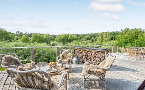 Blek - 2.8Km from the Sea: Hout, Huis, Veranda, Dek, Hardwood, Dak, Beits, Houten Vloer, Eco Hotel