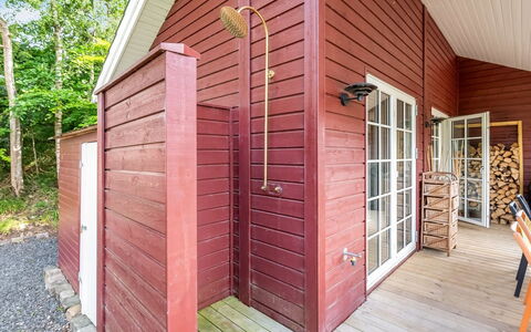 Blek - 2.8Km from the Sea: Hout, Huis, Veranda, Dek, Hardwood, Dak, Beits, Houten Vloer, Eco Hotel