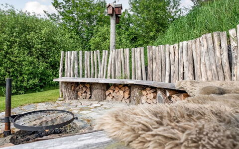 Blek - 2.8Km from the Sea: Hout, Huis, Veranda, Dek, Hardwood, Dak, Beits, Houten Vloer, Eco Hotel