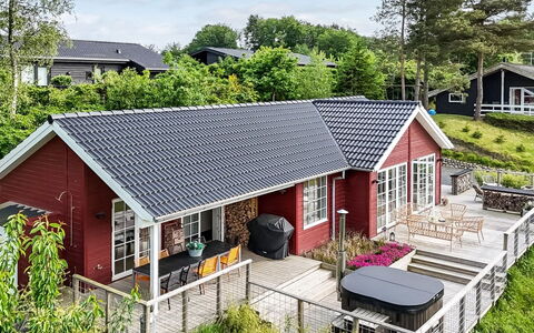 Blek - 2.8Km from the Sea: Hout, Huis, Veranda, Dek, Hardwood, Dak, Beits, Houten Vloer, Eco Hotel