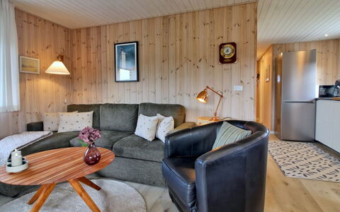 Annukka - 500M from the Sea: Interieur Ontwerp, Flooring, Meubilair, Hout, Verdieping, Plafond, Kamer, Woonkamer, Bankstel, Verlichting