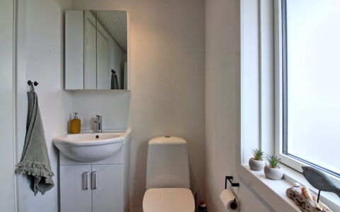 Annukka - 500M from the Sea: Wc Bril, Badkamer, Loodgieterswerkinrichting, Wastafel In De Badkamer, Muur, Toilet, Interieur Ontwerp, Flooring, Verdieping, Wastafel