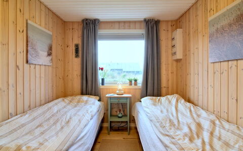 Annukka - 500M from the Sea: Slaapkamer, Bed, Hout, Verdieping, Laken, Interieur Ontwerp, Flooring, Bedding, Plafond, Meubilair