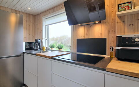 Annukka - 500M from the Sea: Toestel Van De Keuken, Keuken, Flooring, Countertop, Hout, Major Appliance, Huishoudapparatuur, Interieur Ontwerp, Verdieping, Cabinetry