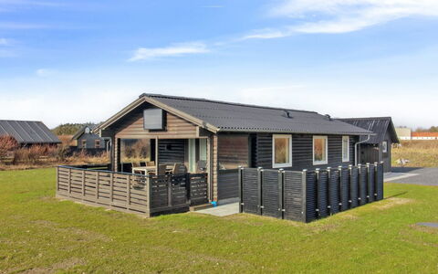 Annukka - 500M from the Sea: Dak, Huis, Huis, Verblijf, Deur, Siding, Dek, Veranda, Plank, Hardwood