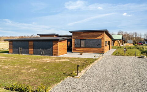 Ilze - from the Sea: Lucht, Gras, Dak, Huis, Huis, Land Lot, Wolk, Plain, Verblijf, Siding