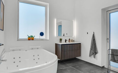 Ilze - from the Sea: Loodgieterswerkinrichting, Interieur Ontwerp, Muur, Flooring, Badkamer, Verdieping, Plafond, Kraan, Wastafel, Loodgieter