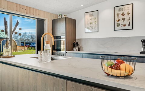 Ilze - from the Sea: Keuken, Hout, Countertop, Toestel Van De Keuken, Flooring, Interieur Ontwerp, Huishoudapparatuur, Meubilair, Major Appliance, Cabinetry