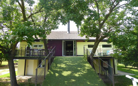 Silea Apartments, Pool, Garden, Treviso: Huis, Gazon, Tuin, Verblijf, Schaduw, Werf, Backyard, Boerderij, Landgoed, Veranda