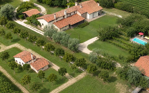 Silea Apartments, Pool, Garden, Treviso: Gebouw, Huis, Woongebied, Dak, Landschap, Landelijk Gebied, Huis, Landgoed, Land Lot, Plain