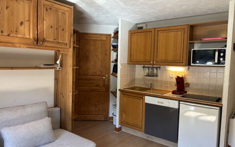 Les Deux Alpes 628: Meubilair, Hout, Cabinetry, Flooring, Interieur Ontwerp, Verdieping, Kast, Keuken, Countertop, Kamer