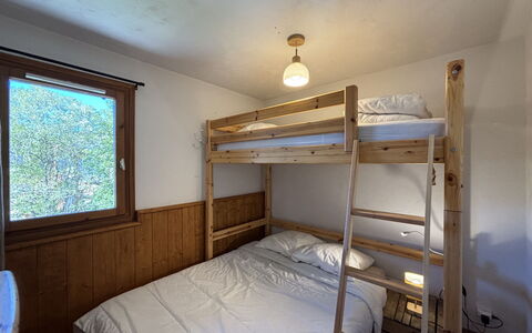 Les Deux Alpes 628: Hout, Slaapkamer, Verdieping, Flooring, Beits, Hardwood, Bed, Meubilair, Plafond, Bed Frame
