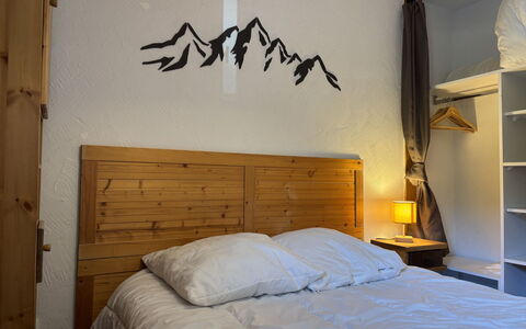 Les Deux Alpes 628: Bed, Slaapkamer, Muur, Bedding, Laken, Hout, Interieur Ontwerp, Meubilair, Linens, Verlichting