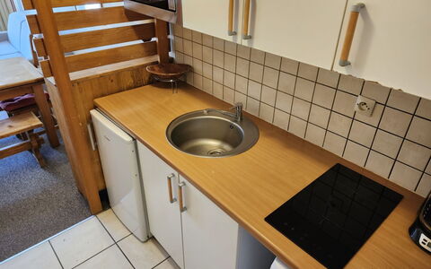 3300: Flooring, Hout, Loodgieterswerkinrichting, Wastafel, Countertop, Keuken, Gootsteen, Verdieping, Interieur Ontwerp, Kraan