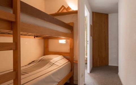 3300: Muur, Interieur Ontwerp, Hout, Verdieping, Slaapkamer, Flooring, Bed, Plafond, Meubilair, Kamer