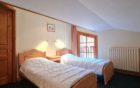 Alpina Lodge: Bed, Meubilair, Hout, Slaapkamer, Interieur Ontwerp, Laken, Plafond, Verdieping, Kamer, Bedding