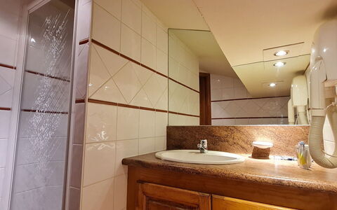 Alpina Lodge: Muur, Flooring, Hout, Verdieping, Loodgieterswerkinrichting, Wastafel In De Badkamer, Interieur Ontwerp, Badkamer, Plafond, Loodgieter