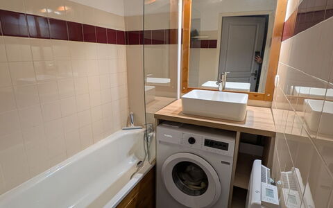 V du Bachat Arolles a: Flooring, Wasmachine, Verdieping, Loodgieterswerkinrichting, Interieur Ontwerp, Wasdroger, Loodgieter, Wasruimte, Badkamer, Kamer