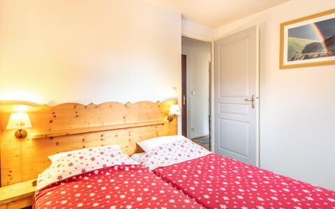 V du Bachat Arolles a: Interieur Ontwerp, Meubilair, Slaapkamer, Plafond, Linens, Appartement, Bed, Laken, Kamer, Bedding
